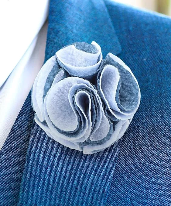 Vittorio Vico Unisex Two-Tone Seersucker Flower Lapel Pin